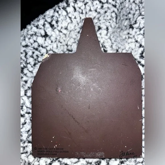 The Cat's Meow Reindeer Barn -North Pole Collection
1997 - Picture 2 of 3